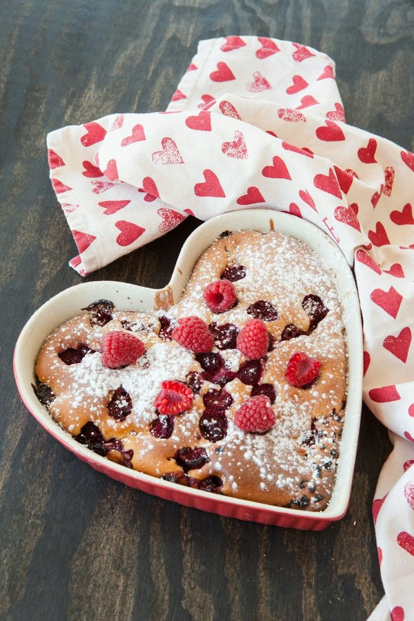 Quels sont les secrets pour réussir un clafoutis aux cerises avec une pâte légère et onctueuse?