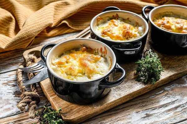 Quels sont les avantages d'utiliser des casseroles en acier inoxydable pour la cuisson des sauces?
