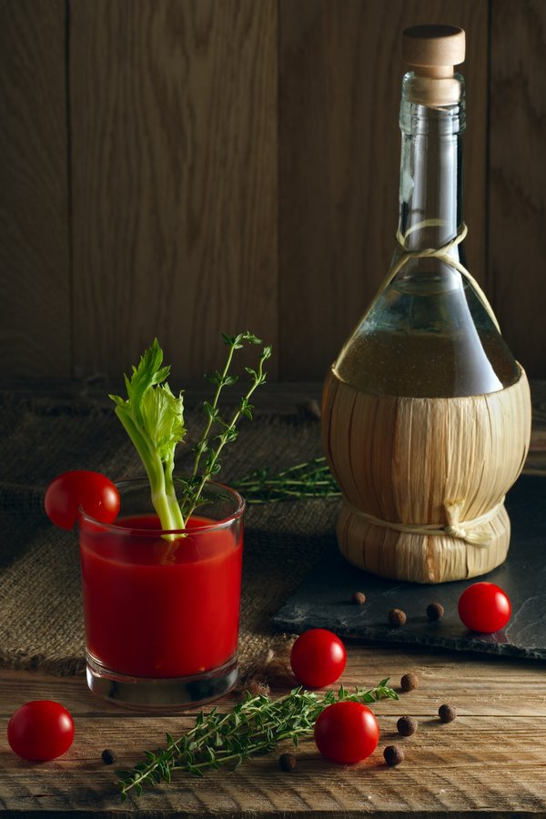Comment organiser une soirée de cocktails à base de vodka infusée dans un bar contemporain ?